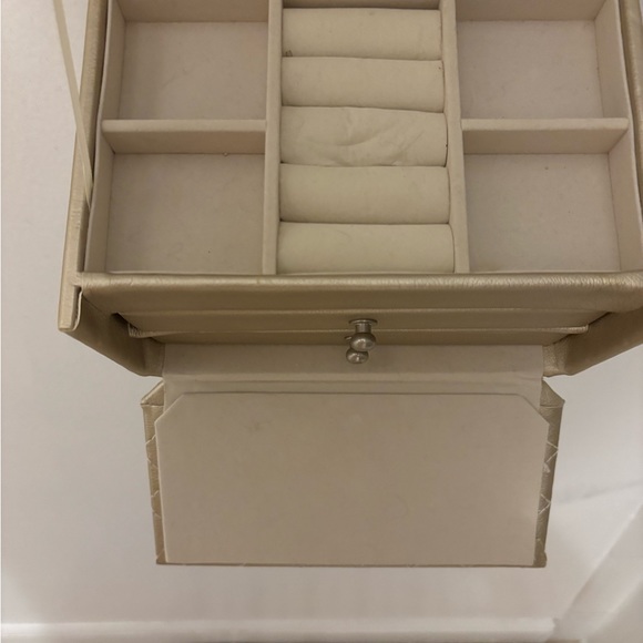 NEVER USED JEWELRY BOX - Picture 2 of 5